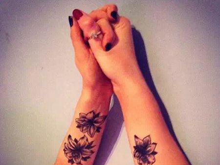 闺蜜手臂栀子花纹身图片