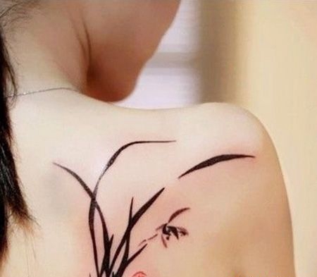 女生肩部性感的水仙花纹身图片