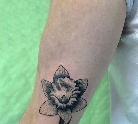 大臂水仙花纹身图片