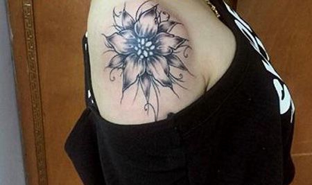 肩部好看的水仙花纹身图片