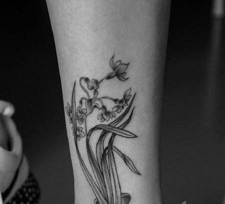 脚踝水仙花纹身图片