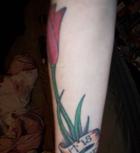 手臂红色郁金香纹身图片