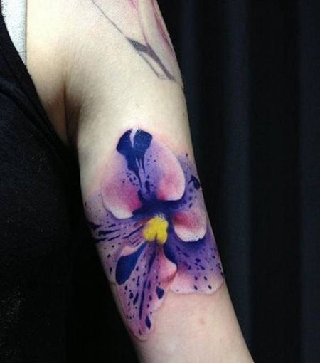 大臂精美的蝴蝶兰纹身图片