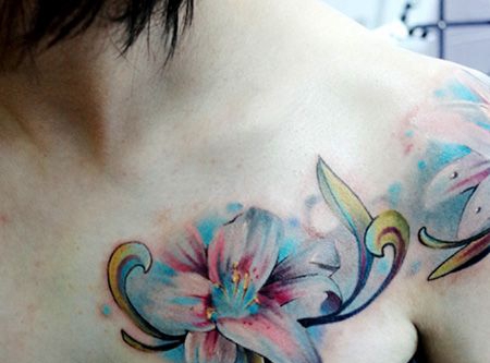 女生胸前木兰花纹身图片