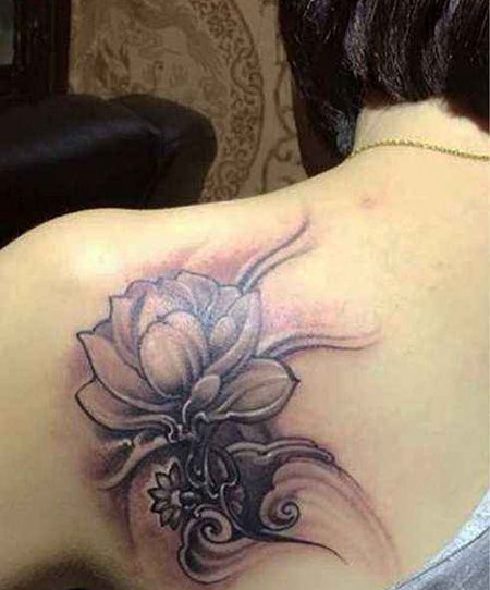 女生肩部木兰花纹身图片