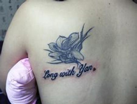 背部木兰花英文纹身图片