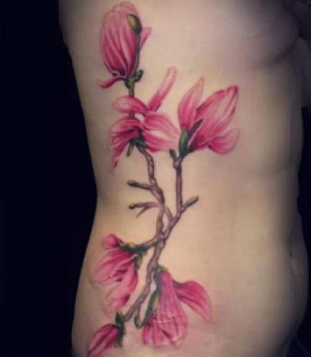 侧腰木兰花纹身图片
