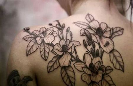 背部木兰花纹身图片