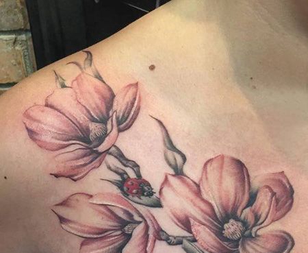 肩部木兰花瓢虫纹身图片