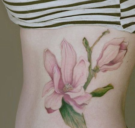 背部好看的木兰花纹身图片