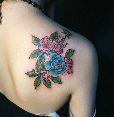 肩部性感的蔷薇花纹身图片