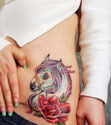 腰部蔷薇和马纹身图片