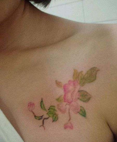 女生胸前海棠花纹身图片