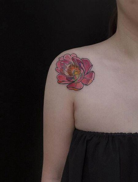 肩部海棠花纹身图片