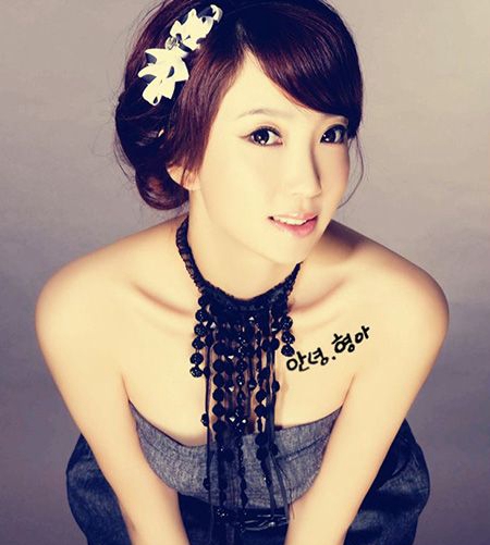 美女胸前韩文纹身图片