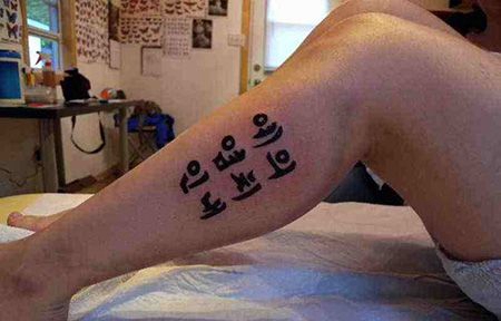 小腿韩文纹身图片