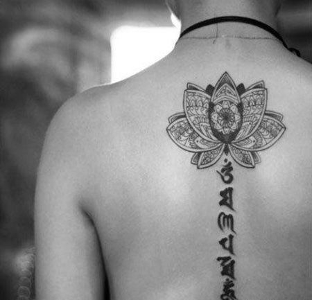 女生背部梵花六字真言纹身图片