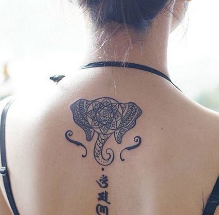 背部六字真言和抽象纹身图案