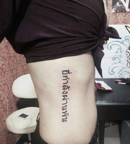 女生侧腰泰文纹身图片