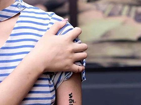 女生大臂泰文纹身图片