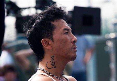 甄子丹颈部道字纹身图片