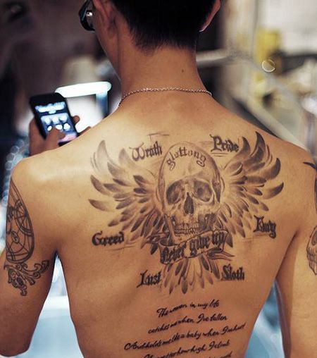 背部七宗罪和骷髅纹身图案