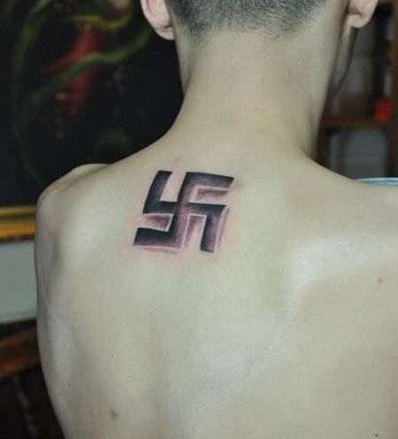 肩部纳粹符号纹身图案