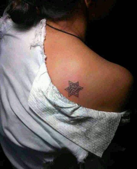 肩部六芒星万字符纹身图案