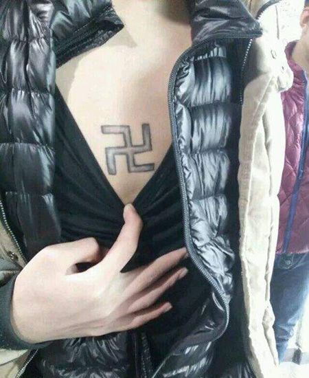 胸前万字符卍纹身图案