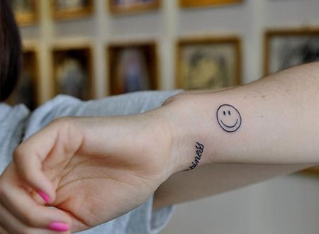 女生手腕笑脸纹身图案