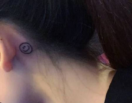 耳后笑脸纹身图案