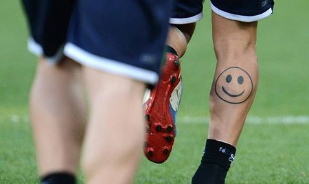 球星小腿笑脸纹身图片
