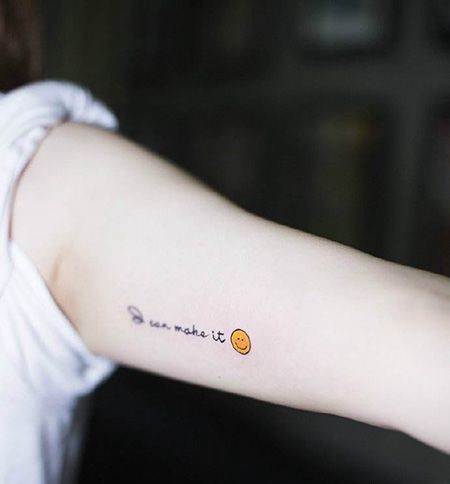 大臂内侧黄色笑脸纹身图案