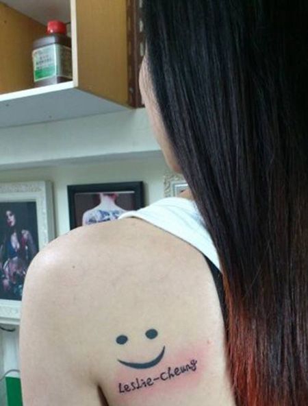 背部笑脸纹身图案