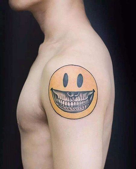 大臂个性笑脸纹身图案