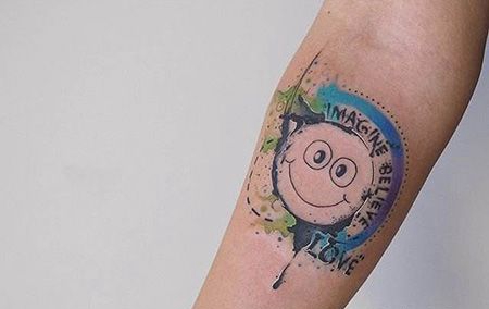 手臂可爱的笑脸纹身图案