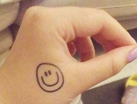 女生虎口笑脸纹身图片