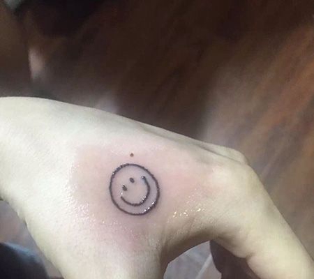 手部笑脸纹身图案