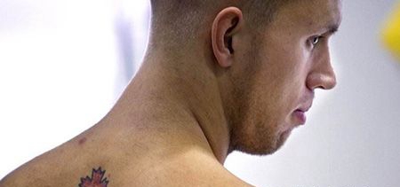 背部枫叶五环纹身图案