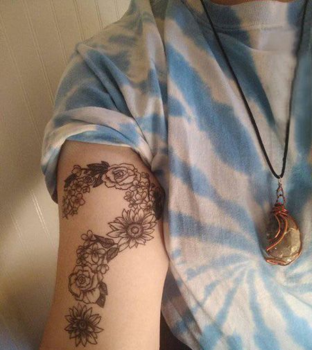 大臂花朵问号创意纹身图案