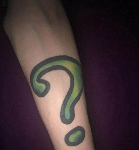 手臂绿色问号纹身图案