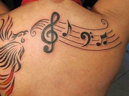 女生肩部五线谱纹身图案