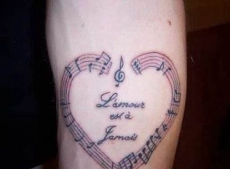 手臂爱心五线谱纹身图案