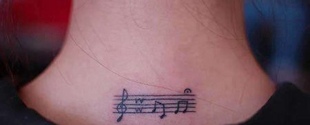 颈部五线谱纹身图案