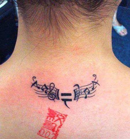 女生颈部五线谱纹身图片