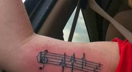 大臂内侧五线谱纹身图案