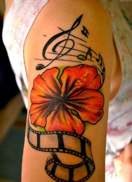 女生大臂五线谱花朵纹身图案