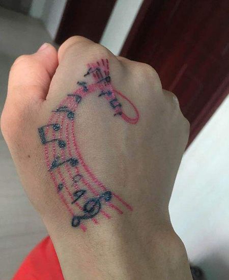 手背五线谱纹身图案