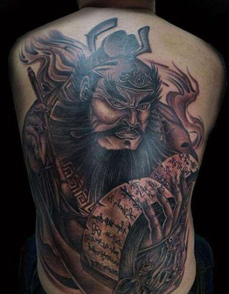 男士背部判官纹身图案