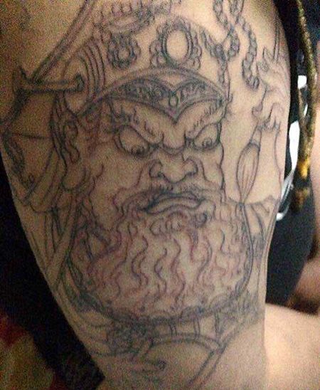 大臂线条阎王纹身图案